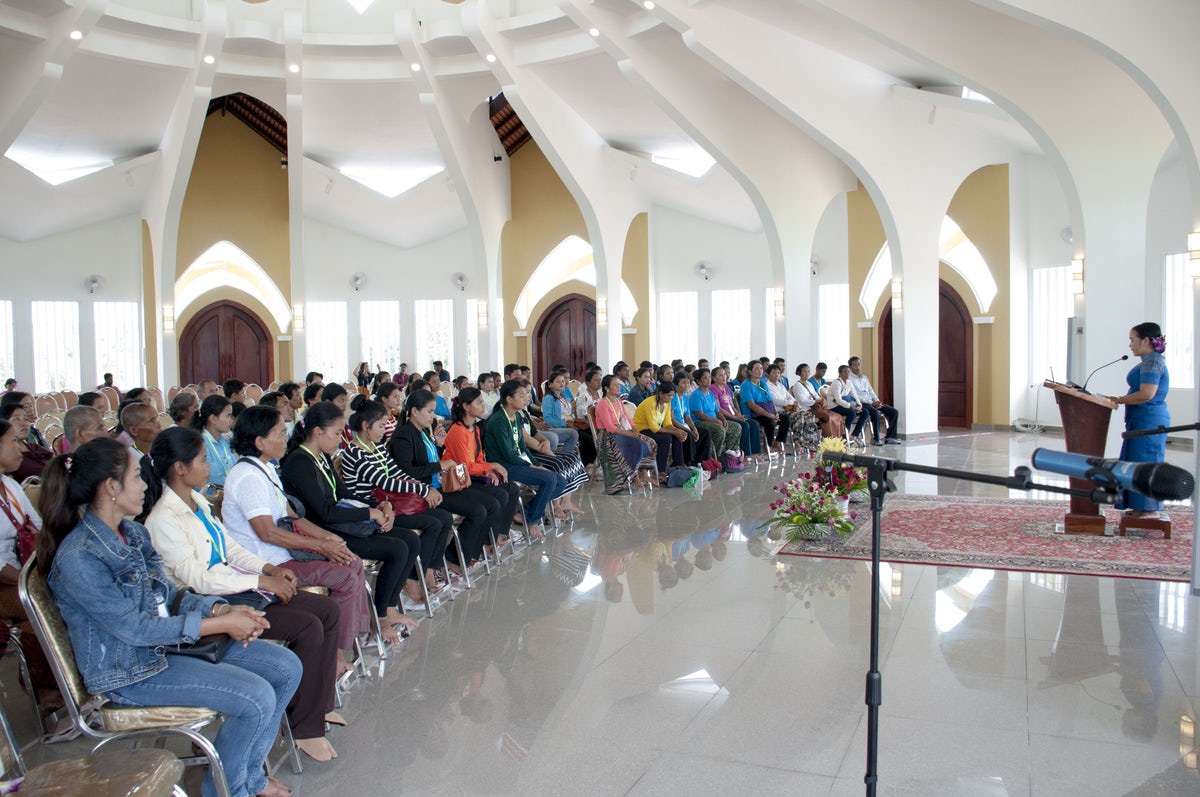 A battambangi imaház belső terében megnyitó beszéd és imák hangzottak el © Bahá’í Nemzetközi Hírszolgálat news.bahai.org