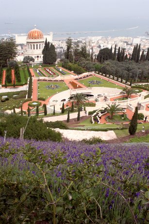 A szép kert közepén található a négy sávos út feletti híd. A járdák vörös színét cserépdarabok adják (c) Bahá'í Nemzetközi Közösség www.bahai.org