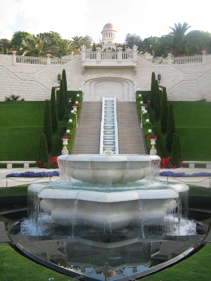 A bahá’í naptár alapítója, a Báb sírszentélye (fenti, aranykupolás épület; Haifa, Izrael) © Magyarországi Bahá’í Közösség www.bahai.hu A bahá’í naptár alapítója, a Báb sírszentélye (fenti, aranykupolás épület; Haifa, Izrael) © Magyarországi Bahá’í Közösség www.bahai.hu