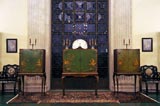 A Bahá’u’lláh fényképét tartalmazó ládikó a Nemzetközi Bahá’í Archívumban (balra). A két másik ládikóban a Bahá’u’lláh-ról és a Bábról készült festmény látható. (c) Bahá'í Nemzetközi Közösség media.bahai.org