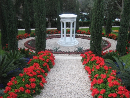 A hit fogalma: tudatos tudás és jó cselekedetek gyakorlása (Bahá'í kert, Haifa, Izrael) (c) Magyarországi Bahá'í Közösség www.bahai.hu