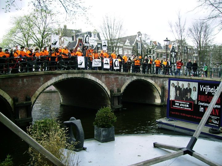 Az iráni bahá’í vezetők fényképe Amszterdamban, melyet az Iránban jelenleg bebörtönzött több száz ember fényképeiből állították össze © United4Iran www.united4iran.com
