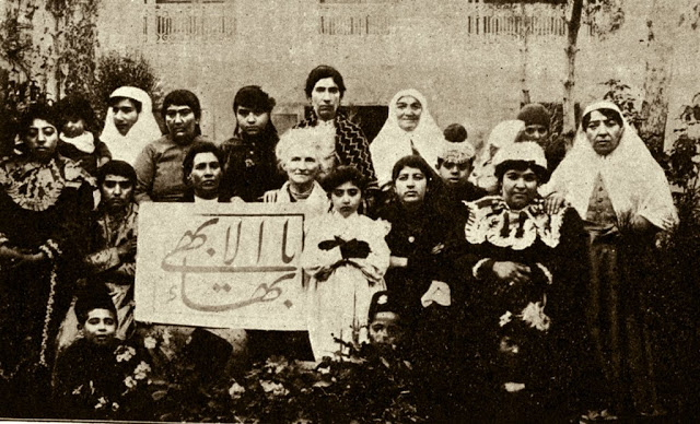 Dr. Moody teheráni bahá’í nőkkel, 1910-ben. Ezek az iráni nők az elsők voltak azok között, akik fátyol nélkül jelentek meg a nyilvánosság előtt (c) Baha'is of the United States www.bahai.us