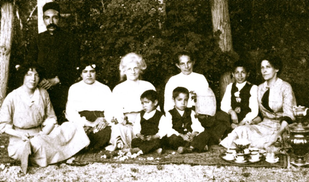 Dr. Moody és bahá’í-ok egy teheráni pikniken, 1911-ben (c) Baha'is of the United States www.bahai.us