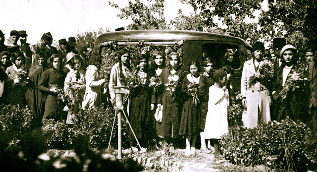 Az iráni nők úttörő orvosának temetése Teheránban, 1934-ben. Több százan – köztük Dr. Susan Moody sok volt diákja – volt jelen (c) Baha'is of the United States www.bahai.us