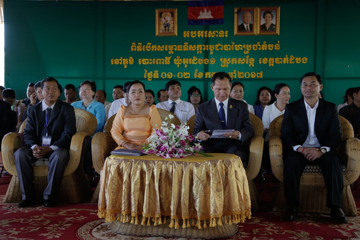 A kambodzsai hivatalnokok (jobbra) és a bahá’í közösség képviselői a templom megnyitóján © Bahá’í Nemzetközi Hírszolgálat news.bahai.org