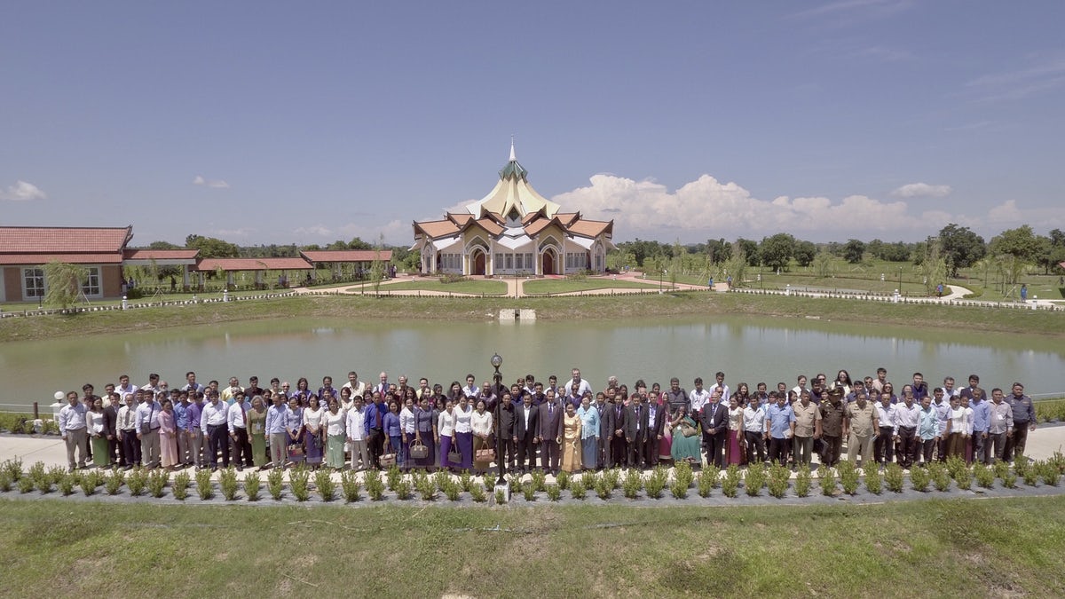 A templomot meglátogató, a kambodzsai közélet képviselőiből álló első 250 fős csoport © Bahá’í Nemzetközi Hírszolgálat news.bahai.org
