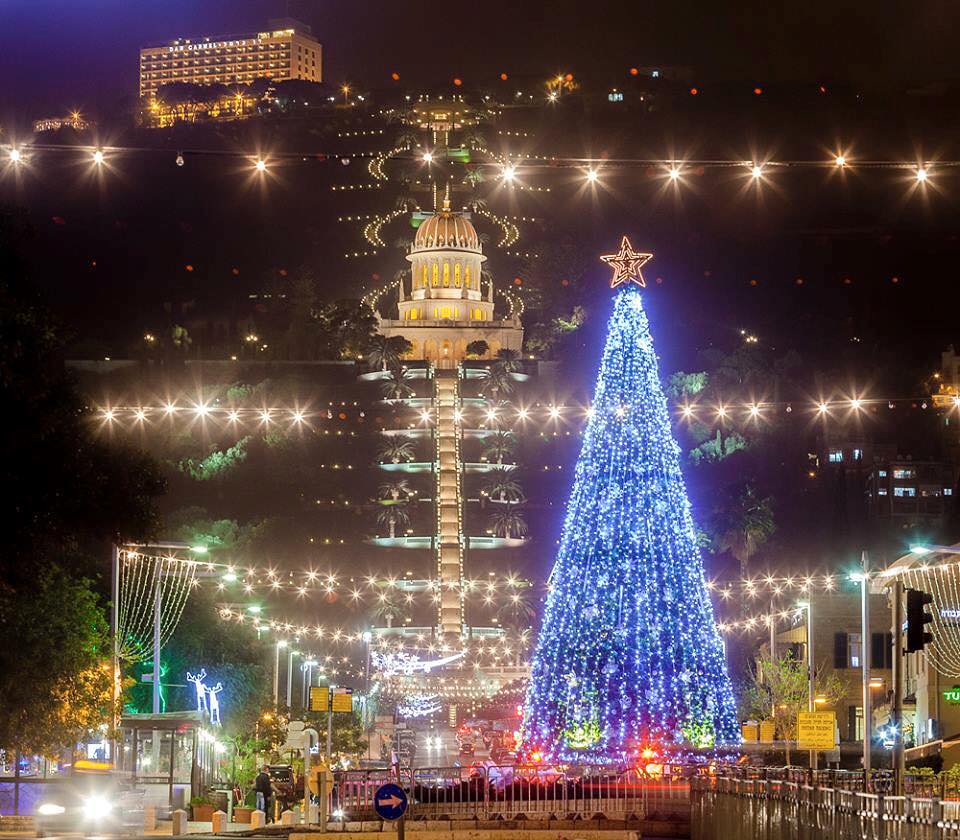 Gyönyörű karácsonyfa Izraelben, Haifa városában. A karácsonyfa a kereszténység szimbóluma, a mögötte lévő kertek az aranykupolás Báb szentélyével a bahá’í hit központja. fotó: Mobin Mirkazemi https://www.facebook.com/mobinmirkazemi/posts/10153140634986400?fref=nf