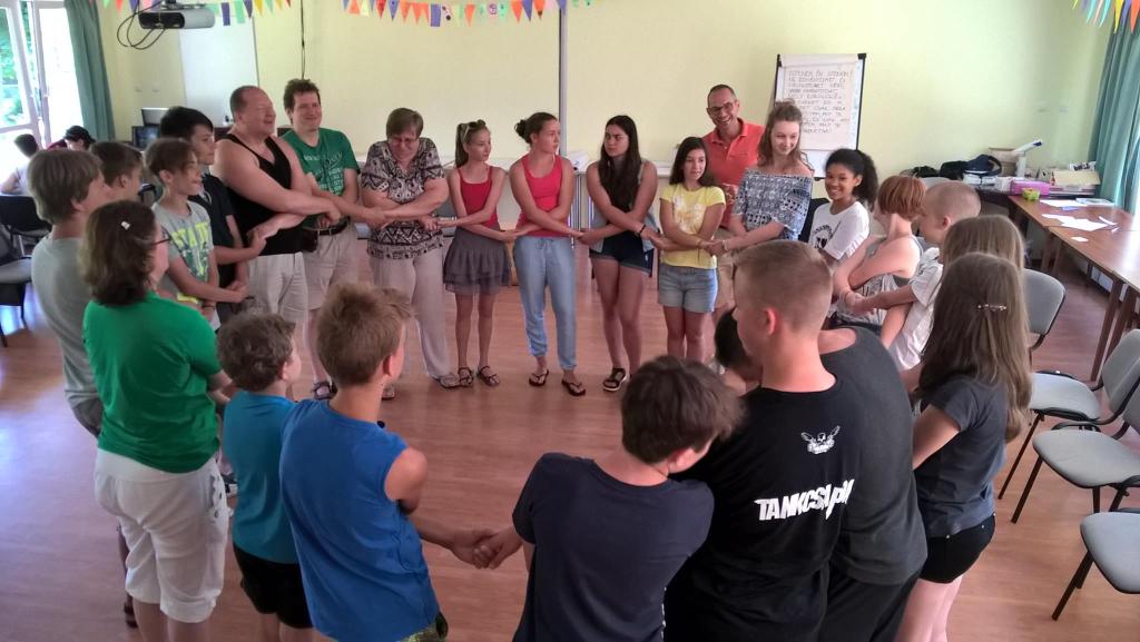 A megzenésített imák előadói, a Szentendrei Palánták serdülőcsoport tagjai közös csapatépítő játékon