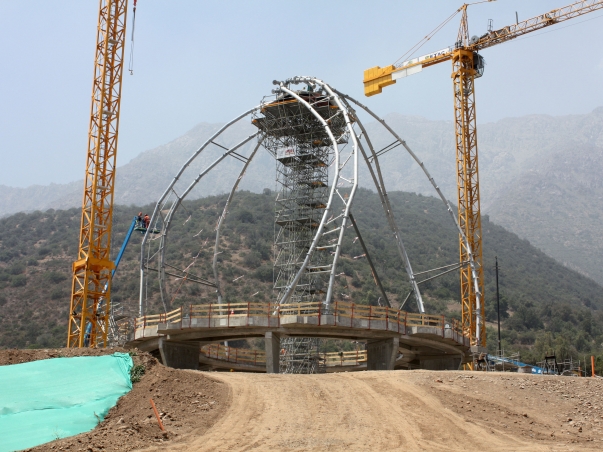 Az acélszerkezet beépítése, mely a templom kilenc szárnyát fogja tartani © Bahá'í Nemzetközi Hírszolgálat news.bahai.org