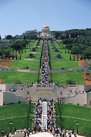 A 19 terasz megnyitójára összegyűlt több mint 3000 ember a szép kert központi lépcsősorán (2001. május)