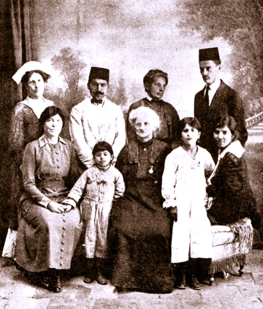 Dr. Moody, úttörő iráni orvosnő bahá’í barátokkal Teheránban, 1920-ban (c) Baha'is of the United States www.bahai.us