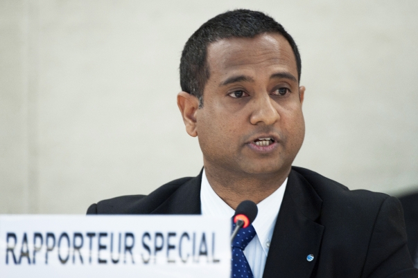 Ahmed Shaheed, az Iráni Iszlám Köztársaság Emberi Jogi Helyzetével megbízott ENSZ Különleges Jelentéstevője tájékoztatja az Emberi Jogi Tanácsot 2012. március 12-én. A volt maldív külügyminisztert, Dr. Shaheed-et a múlt év júniusában nevezték ki új posztjára, mely a megelőző mintegy kilenc év során betöltetlen volt. ENSZ Fotó/Jean-Marc Ferré
