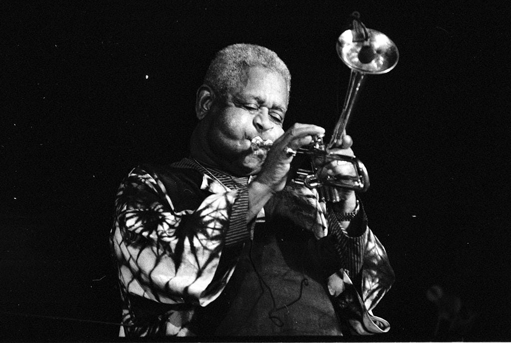 Dizzy Gillespie, amerikai zenészről, mint minden idők egyik legnagyobb jazz trombitásáról emlékeztek meg születésének 100. évfordulója alkalmából (Fénykép: Roland Godefroy, a Wikimedia Commons jóvoltából)