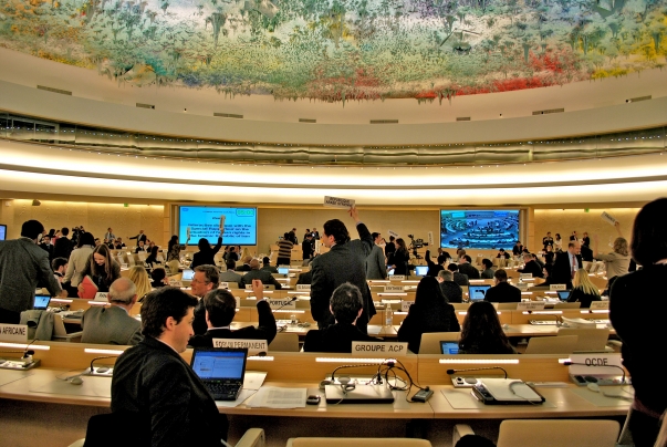 A tagországok és civil szervezetek képviselői az ENSZ Emberi Jogi Bizottságában a svájci Genfben interaktív megbeszélésen vettek részt az Iráni Iszlám Köztársaságban fennálló emberi jogi helyzet kivizsgálásával megbízott különleges jelentéstevővel 2012 március 12-én. © Bahá’í Nemzetközi Hírszolgálat news.bahai.org