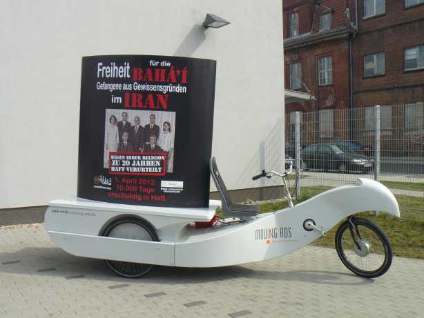 Az iráni emberi jogokra figyelmeztető kerékpár Németországban © Németországi Bahá’í Közösség www.bahai.de