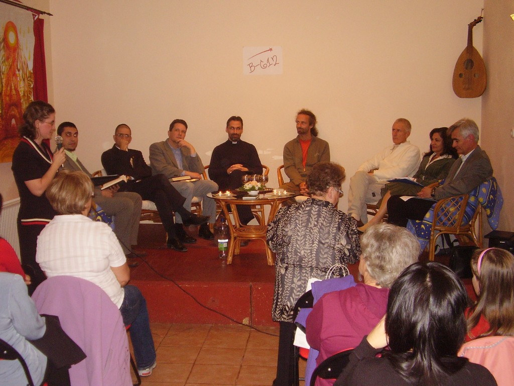 A vallásközi párbeszéd – buddhista, hindu, zsidó, keresztény, muszlim és bahá’í részvétellel – több mint ötven hallgatót vonzott (2010. november 6., Szeged)