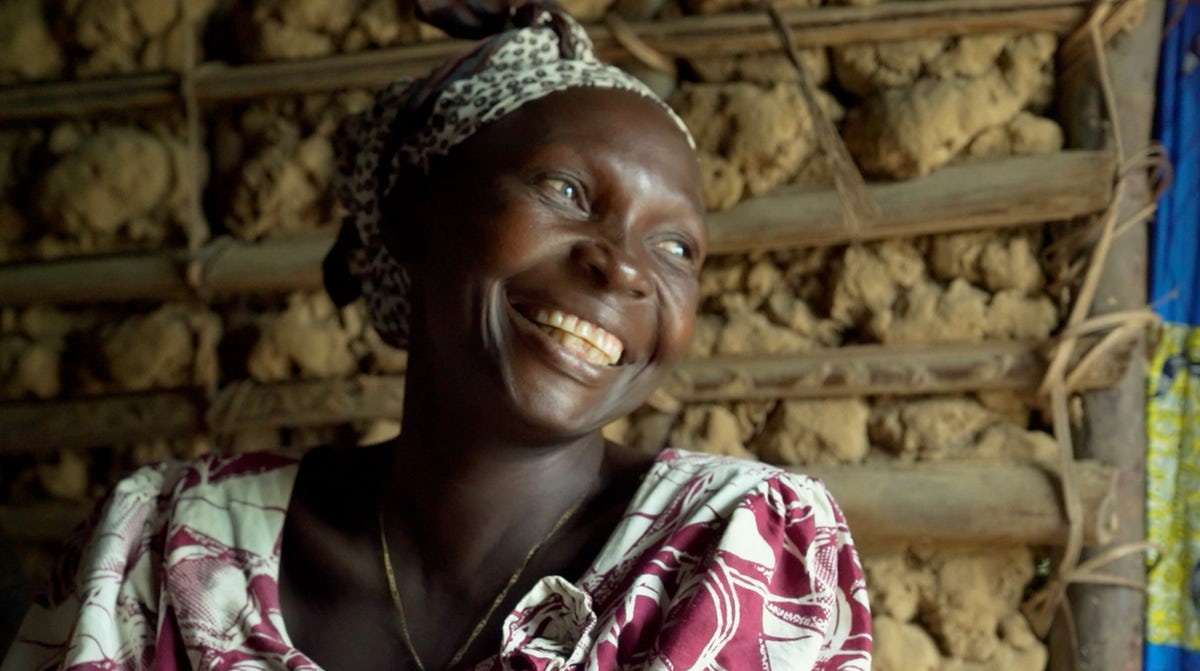 A filmben egy hölgy Bahá’u’lláh alapelveinek hatásáról beszél közösségére, a Kongói Demokratikus Köztársaságban © Bahá’í Nemzetközi Hírszolgálat news.bahai.org