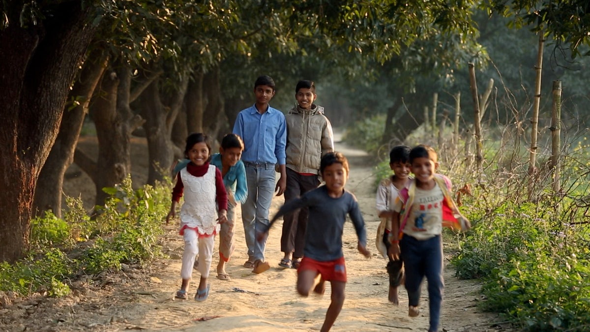 A világ világossága című film egyik képkockáján fiatalok közösségépítési tevékenységben vesznek részt © Bahá’í Nemzetközi Hírszolgálat news.bahai.org